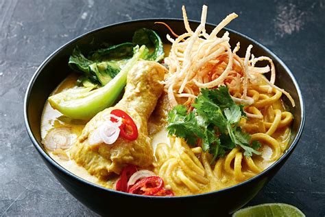  Khao Soi! Een romige en pittige currynoodlekken met een krokant gebakken noedelnestje